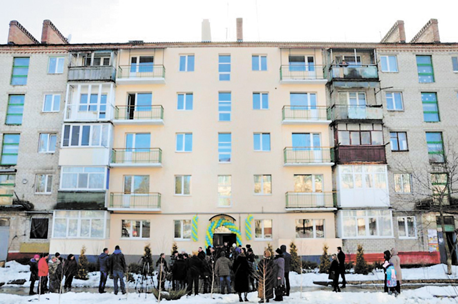 Відновлений після закінчення бойових дій будинок на вулиці Бульварній, 4 справив друге новосілля. Фото з сайту slavrada.gov.ua